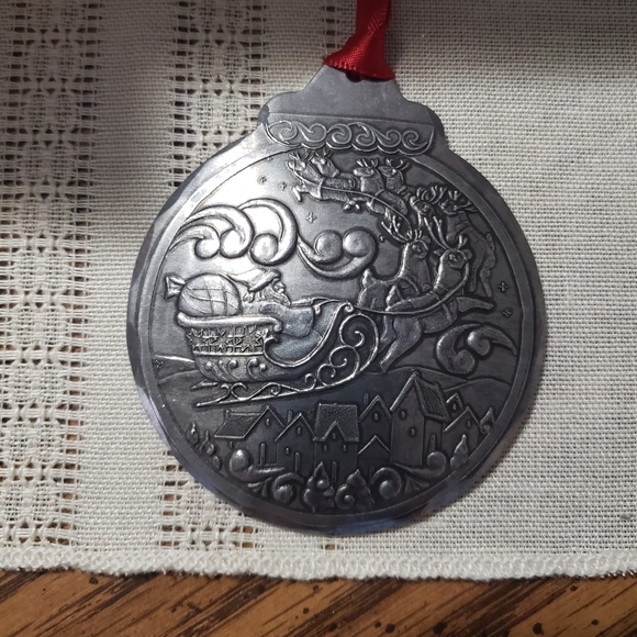 Beautiful Jim Shore and Wendell August Forge Santa in Sleigh Ornament - Picture 2 of 10